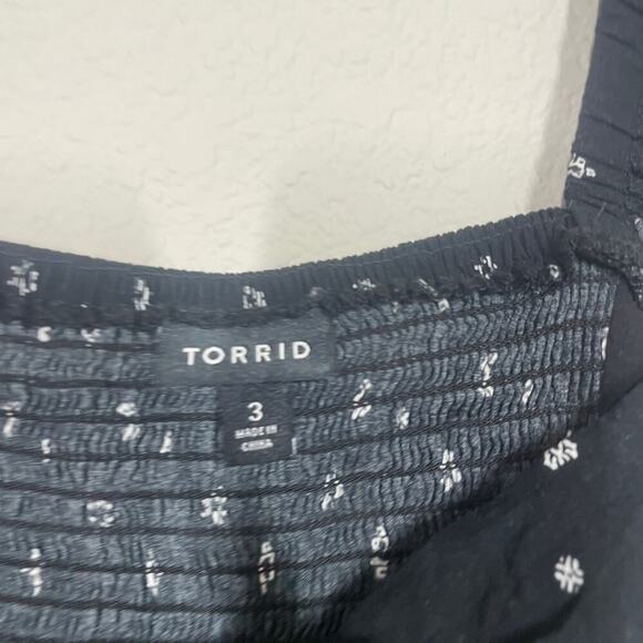 Torrid Plus Size 3/3X Challis Smocked Cropped Top Black Flutter Sleeves Geo - Picture 5 of 9